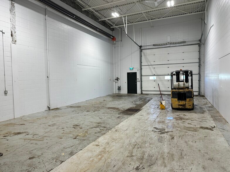 More Photos Of 3420 12th St NE, Calgary Warehouse For Lease