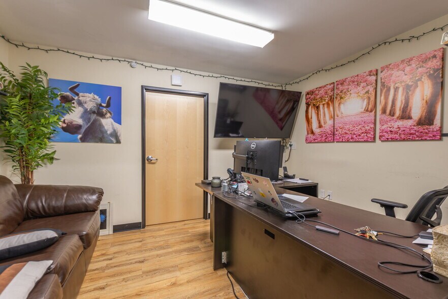 More Photos Of 7131-7133 Darby Ave, Reseda Office For Sale