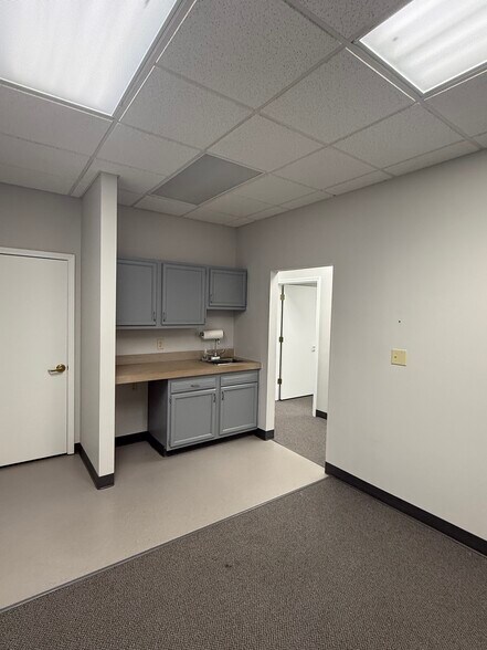 More Photos Of 351-359 S Landmark Ave, Bloomington Medical For Lease