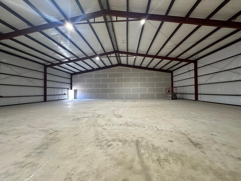 More Photos Of 6301 Us Highway 281 N, Spring Branch Light Distribution For Lease