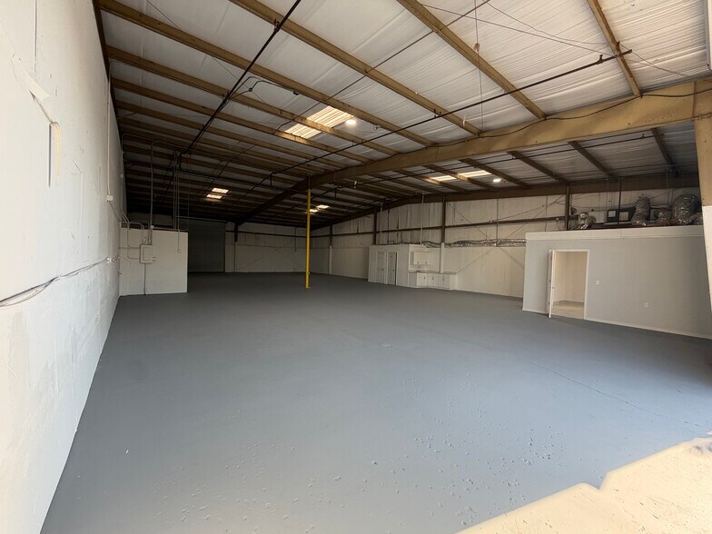 More Photos Of 400 Douglas Rd, Oldsmar Warehouse For Lease