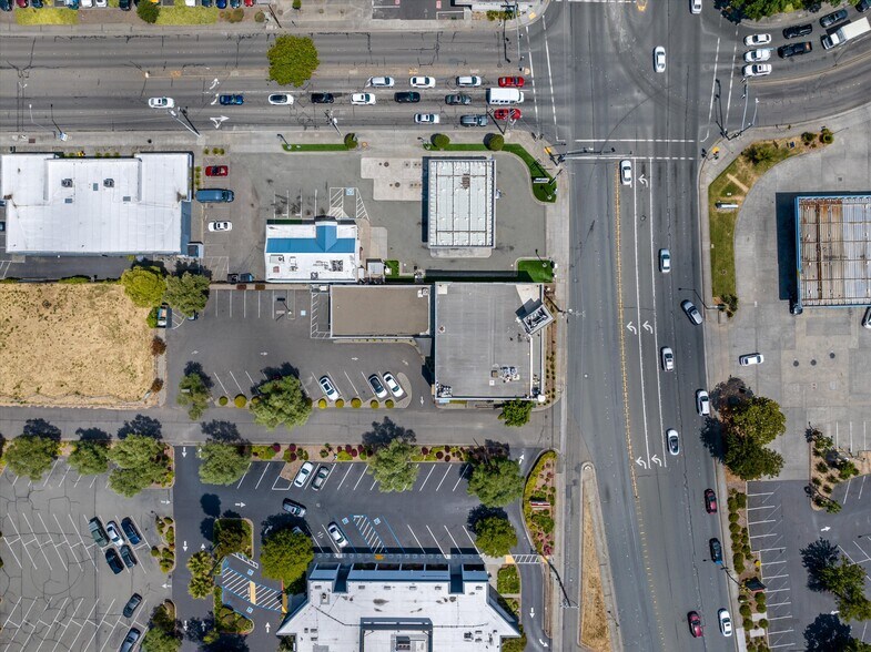 More Photos Of 1125 W Steele Ln, Santa Rosa Freestanding For Lease