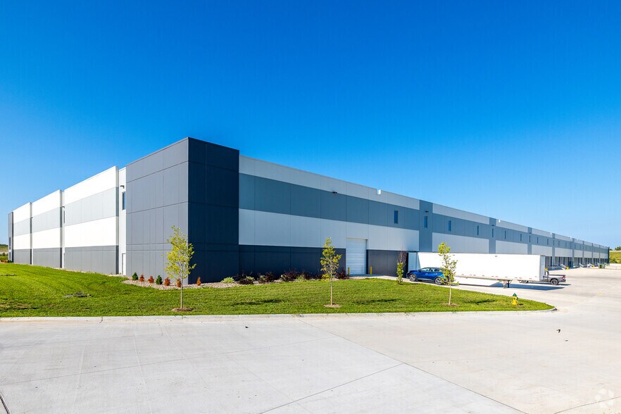 More Photos Of 7400 SE Convenience Blvd, Ankeny Warehouse For Lease