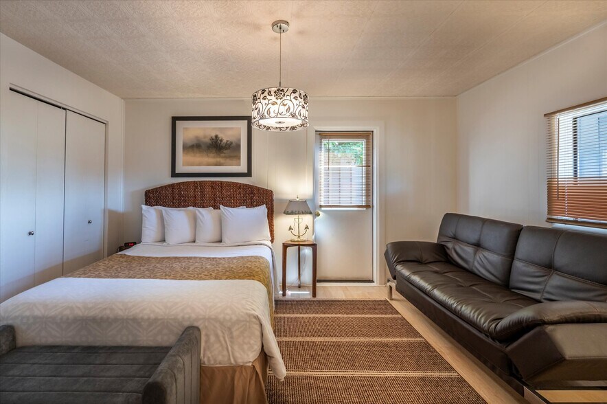 More Photos Of 940 Oregon Ave SE, Bandon Hospitality For Sale