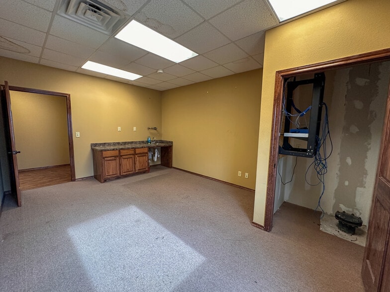 More Photos Of 1650 Vision Dr, Abilene Flex For Lease