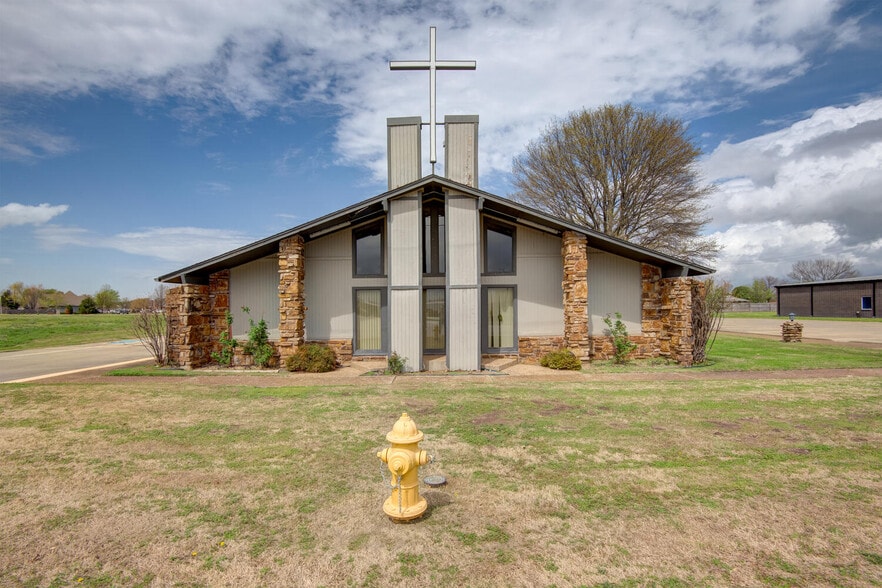 More Photos Of 2833 W Main St, Jenks Religious Facility For Sale