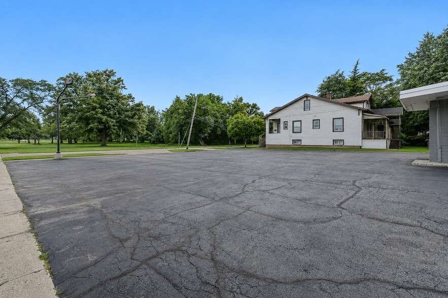 More Photos Of 420 S Main St, Wheaton Auto Repair For Sale
