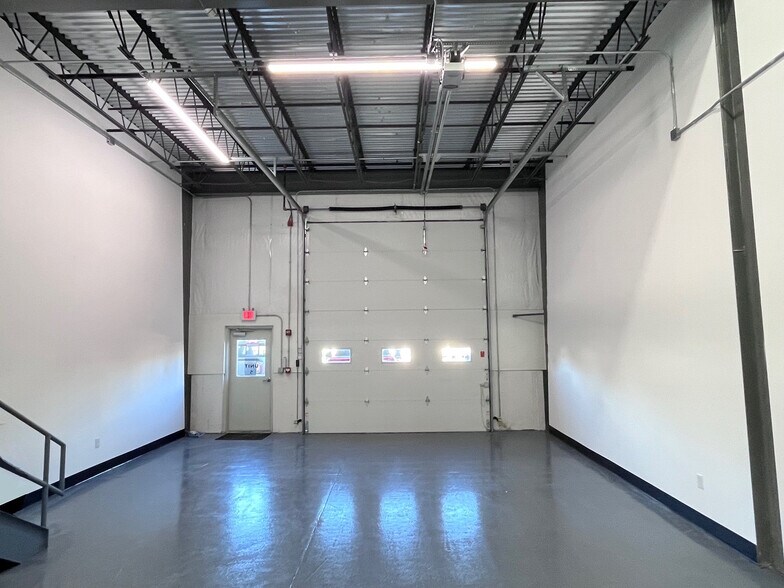 More Photos Of 106 Ledge Rd, Seabrook Warehouse For Lease