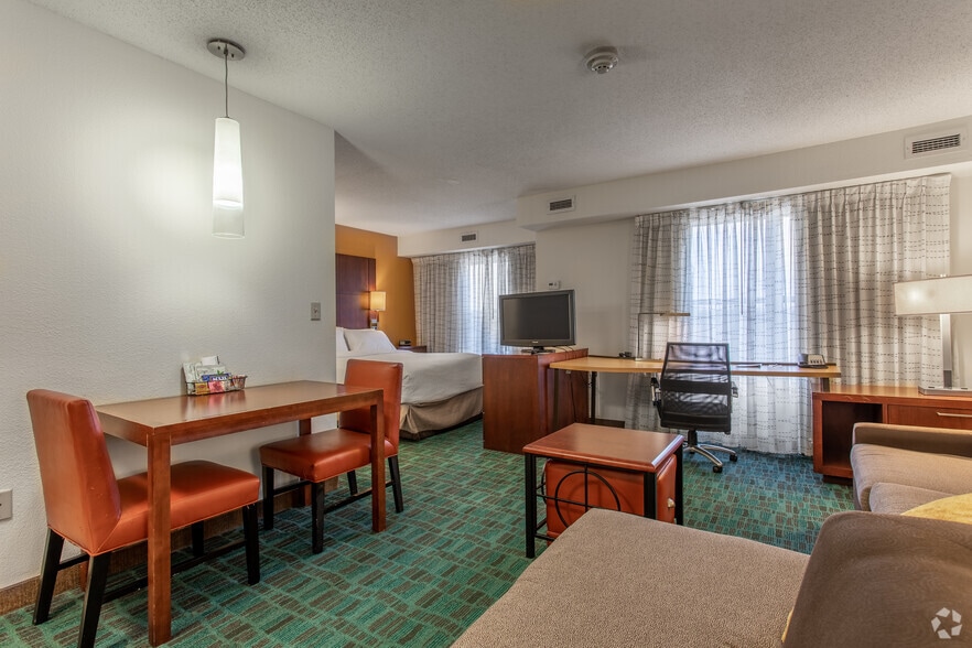 More Photos Of 9765 Crosspoint Blvd, Indianapolis Hotel For Sale