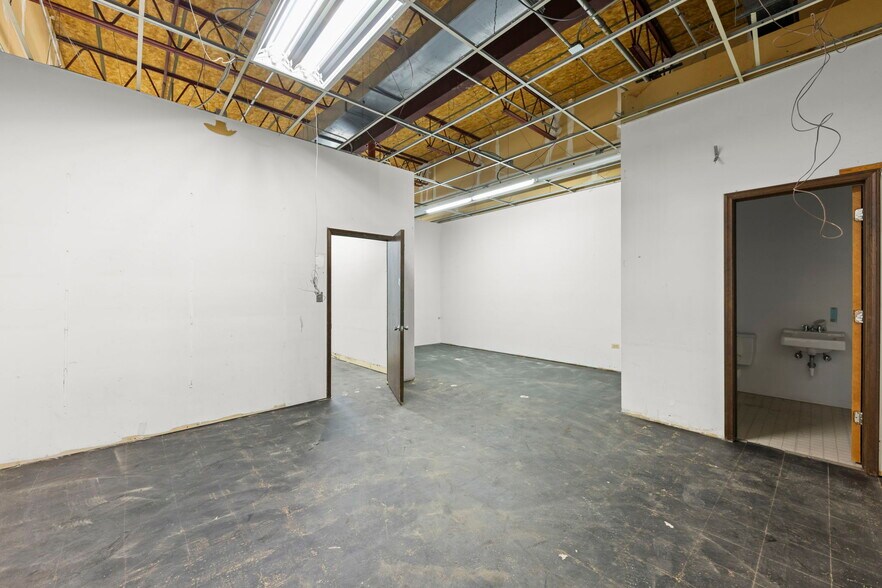 More Photos Of 111-123 Jefferson Ave, Naperville Storefront For Lease