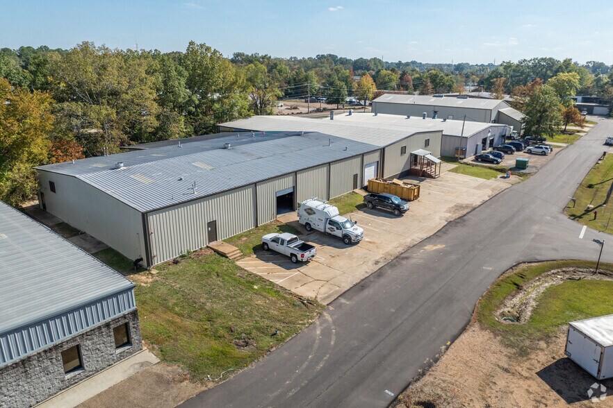 More Photos Of 216 Industrial Dr, Ridgeland Warehouse For Sale