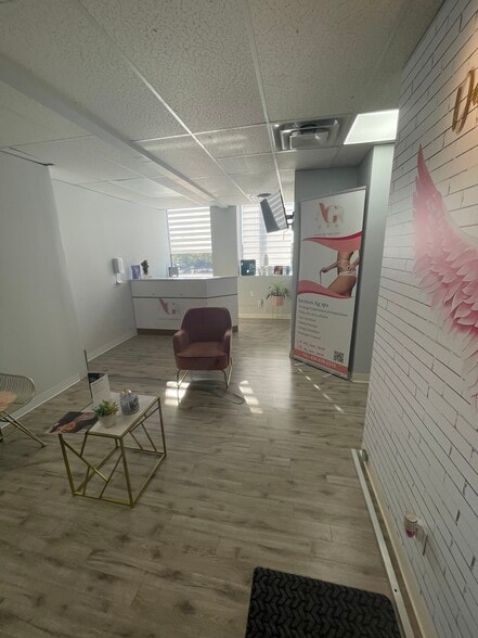 More Photos Of 3858-3870 Notre-Dame, Laval Office For Sale