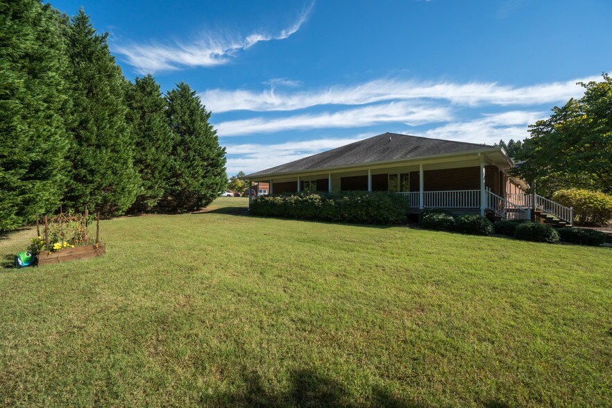 More Photos Of 2442 New Dorset Cir, Powhatan Office For Lease