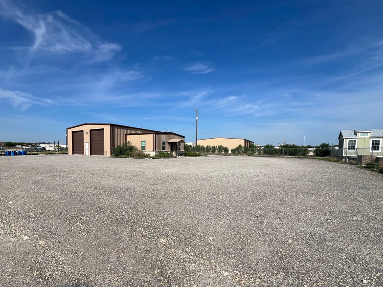 More Photos Of 7412-7420 Buttrum Way, New Braunfels Warehouse For Lease