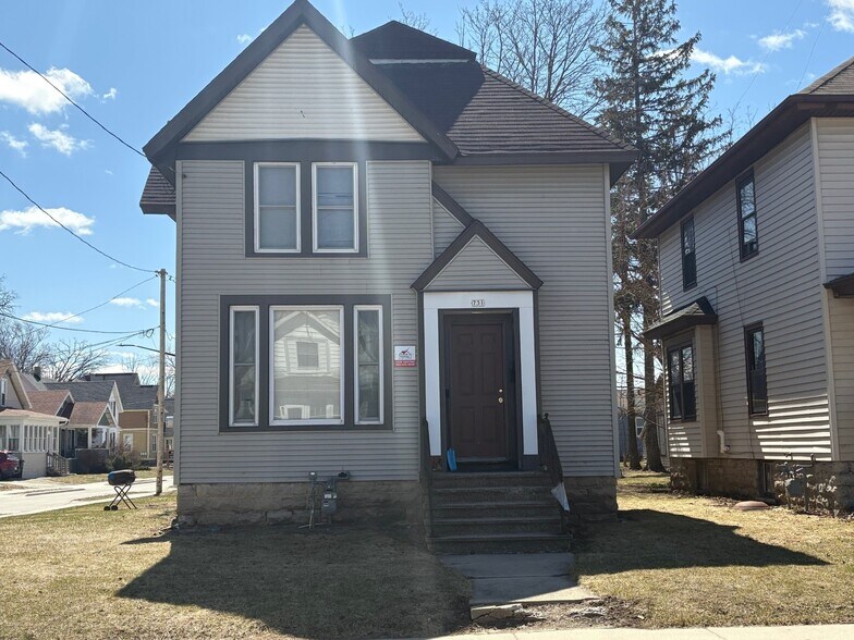 More Photos Of 708 W Lincoln Ave, Oshkosh Apartments For Sale