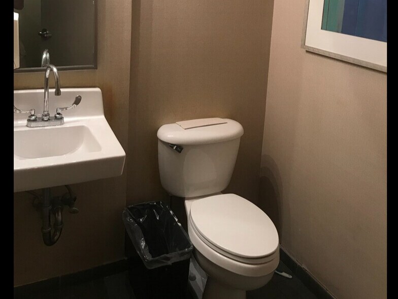 More Photos Of 421 W North Ave, Chicago Storefront Retail Office For Lease