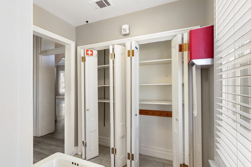 More Photos Of 1111-1123 D St, Sacramento Specialty For Sale