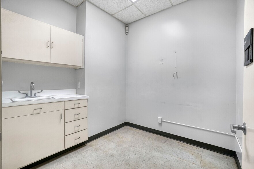 More Photos Of 214 S Locust St, Inglewood Medical For Lease