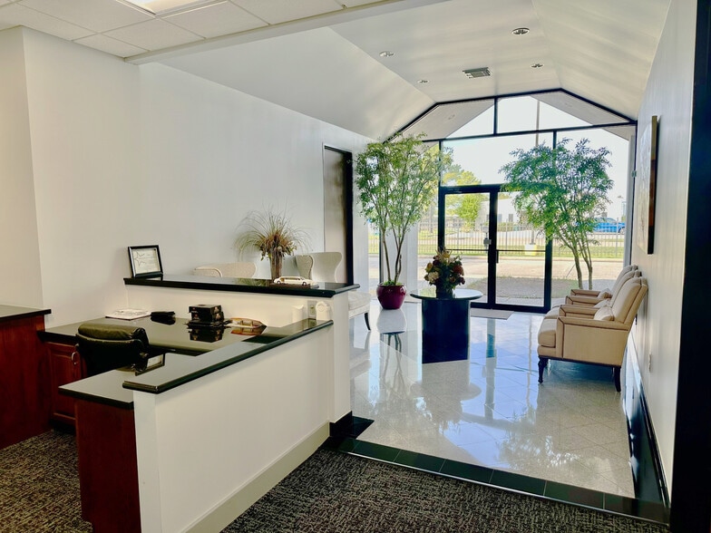 More Photos Of 11435 Brittmoore Park Dr, Houston Warehouse For Lease