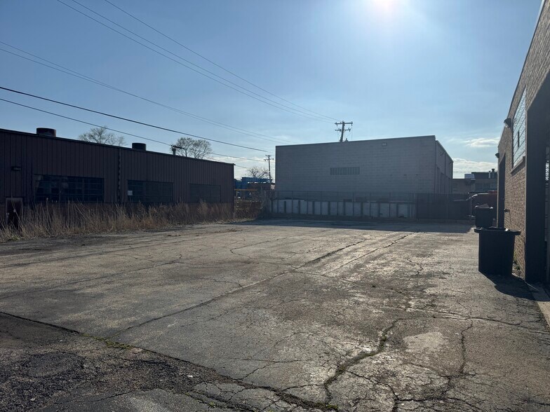 More Photos Of 945 Criss Cir, Elk Grove Village Light Manufacturing For Lease