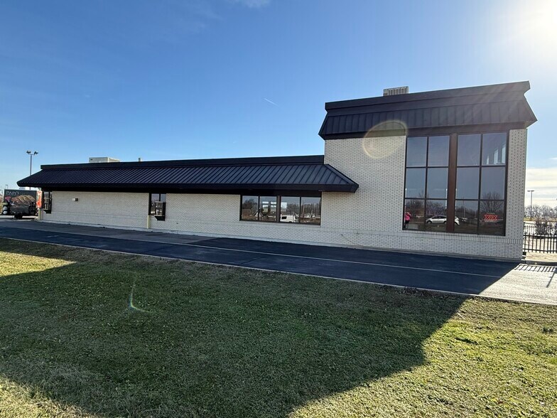 More Photos Of 808 S Illinois Ave, Republic Fast Food For Sale