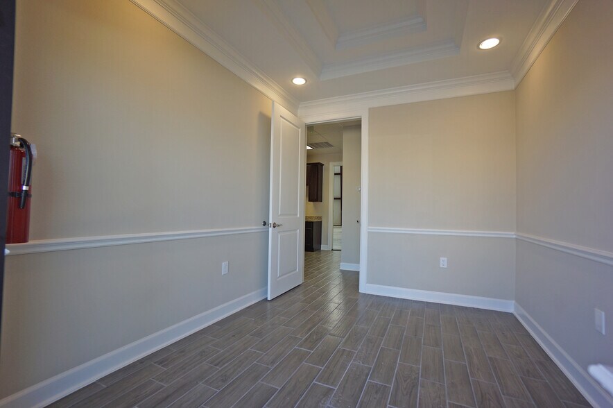More Photos Of 202 Industrial Blvd, Sugar Land Warehouse For Sale