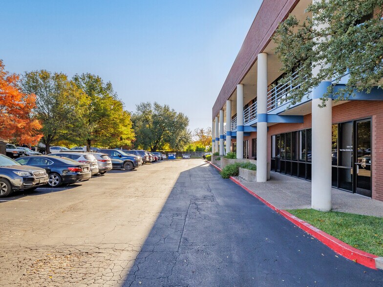 More Photos Of 2579 Western Trails Blvd, Austin Medical For Lease