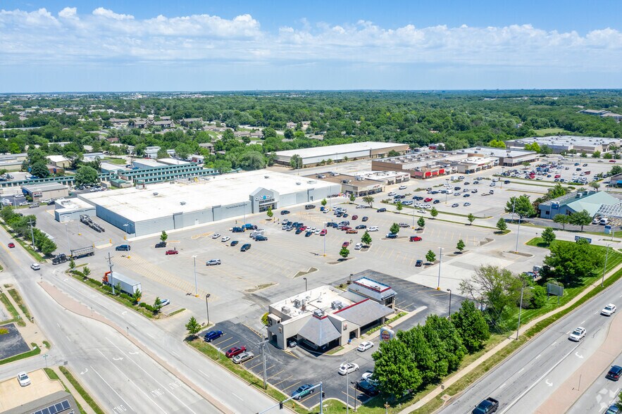 More Photos Of 2000-2140 E Santa Fe St, Olathe Unknown For Lease