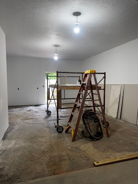More Photos Of 7589 Winchester Rd, New Market Flex For Sale