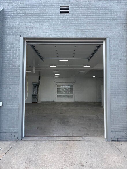 More Photos Of 210 Chestnut St, Sterling Showroom For Lease