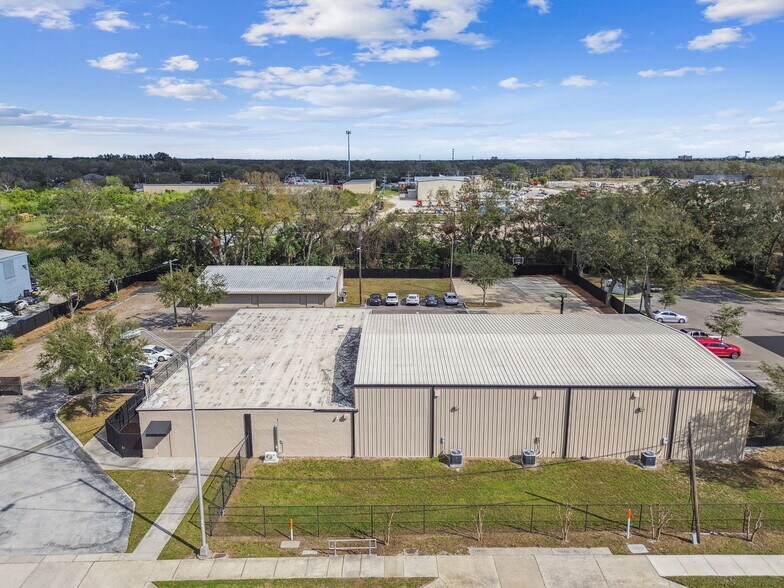 More Photos Of 14915 N Nebraska Ave, Tampa Showroom For Sale