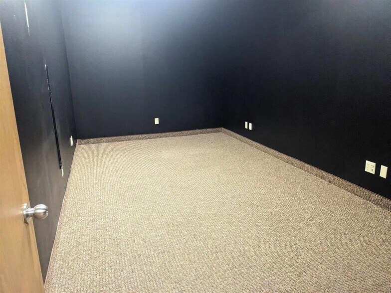 More Photos Of 12 Main St S, Minot Loft Creative Space For Lease