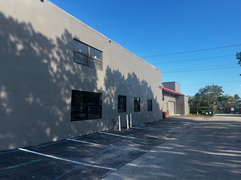 More Photos Of 1500 E Commercial Blvd, Fort Lauderdale Freestanding For Lease