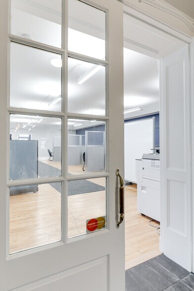 More Photos Of 424 E Grace St, Richmond Bank For Lease