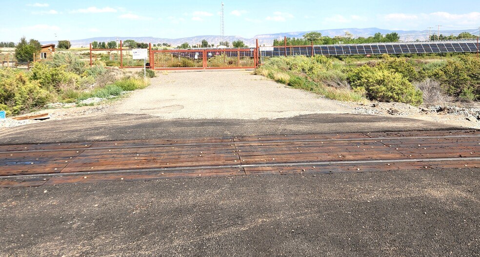 More Photos Of 2520 N River Rd, Olathe Warehouse For Sale