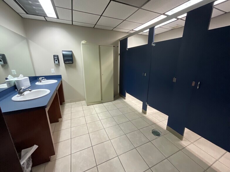 More Photos Of 1111 Anchor Rd, Angleton Light Distribution For Sale