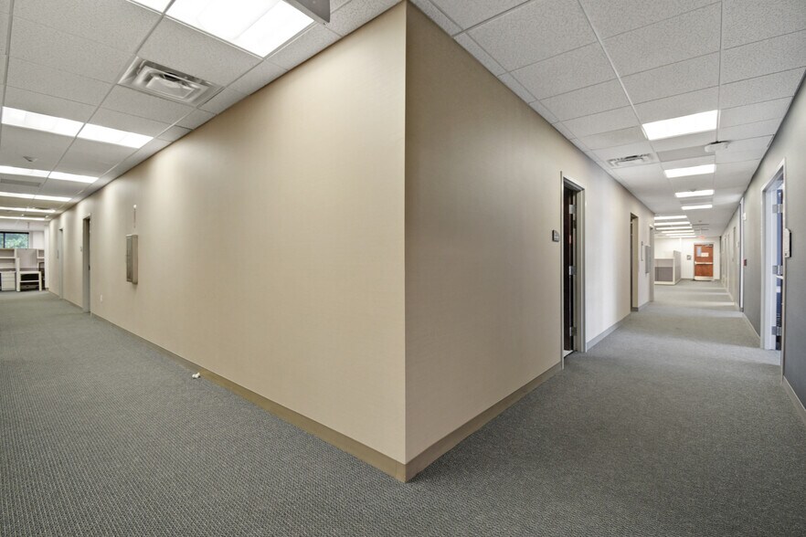 More Photos Of 9512 Sunbeam Center Dr, Jacksonville Office For Lease