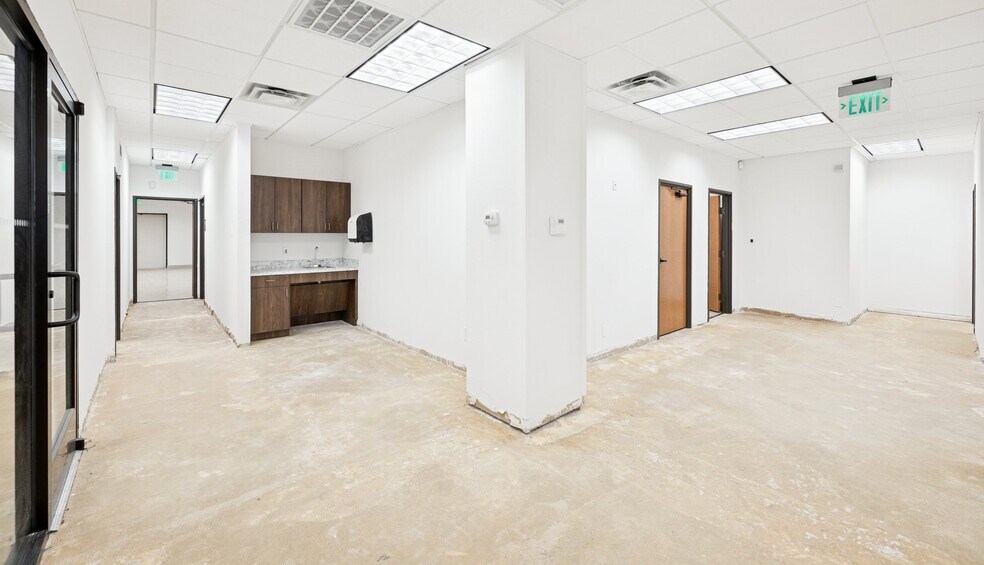 More Photos Of 4400-4440 Beltway Dr, Addison Flex For Sale