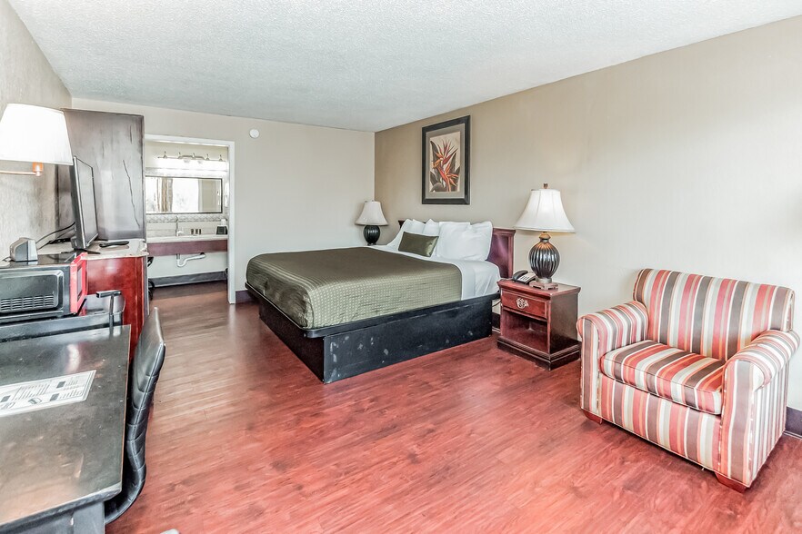 More Photos Of 4655 Highway 90, Marianna Hotel For Sale