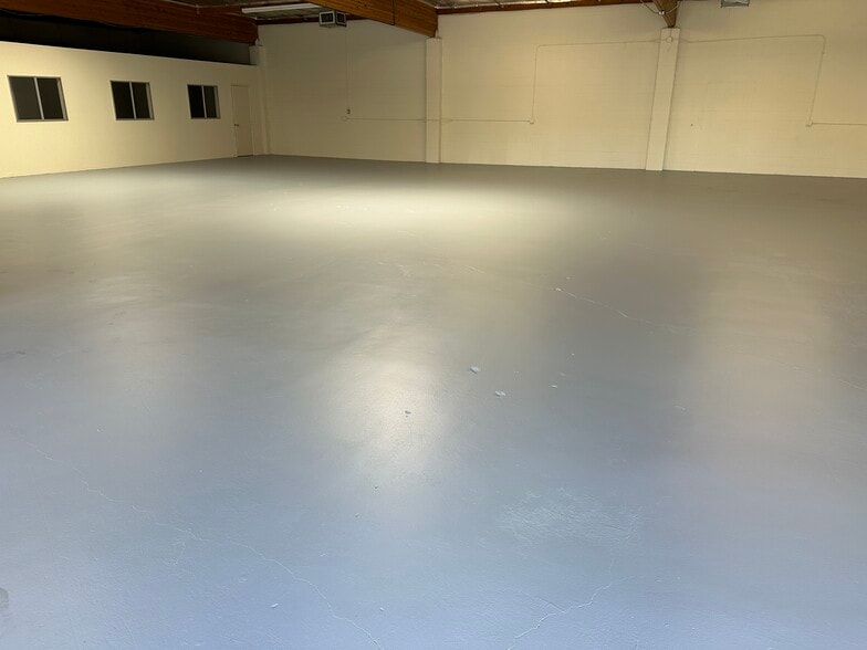 More Photos Of 15204 Stagg St, Van Nuys Distribution For Lease