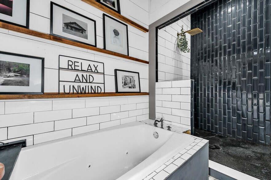 More Photos Of 110 S 2nd St, Ozark Flex For Sale