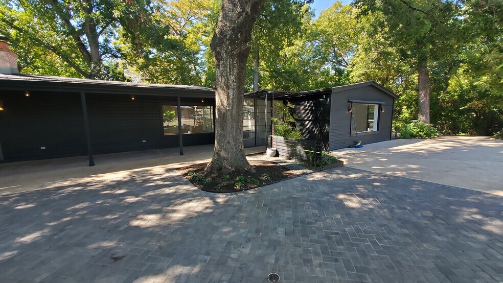 More Photos Of 1405 E 38th 1/2 St, Austin Office For Lease