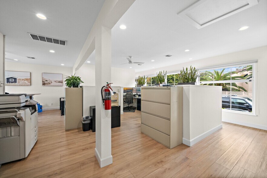 More Photos Of 1495 Glenneyre St, Laguna Beach Freestanding For Lease