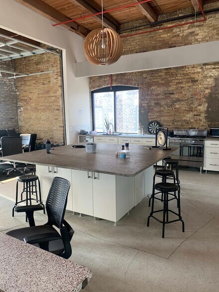 More Photos Of 1046-1048 W Kinzie St, Chicago Loft Creative Space For Lease