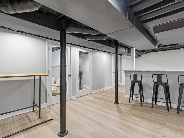 More Photos Of 928 E 11 Mile Rd, Royal Oak Serviced Offices For Lease
