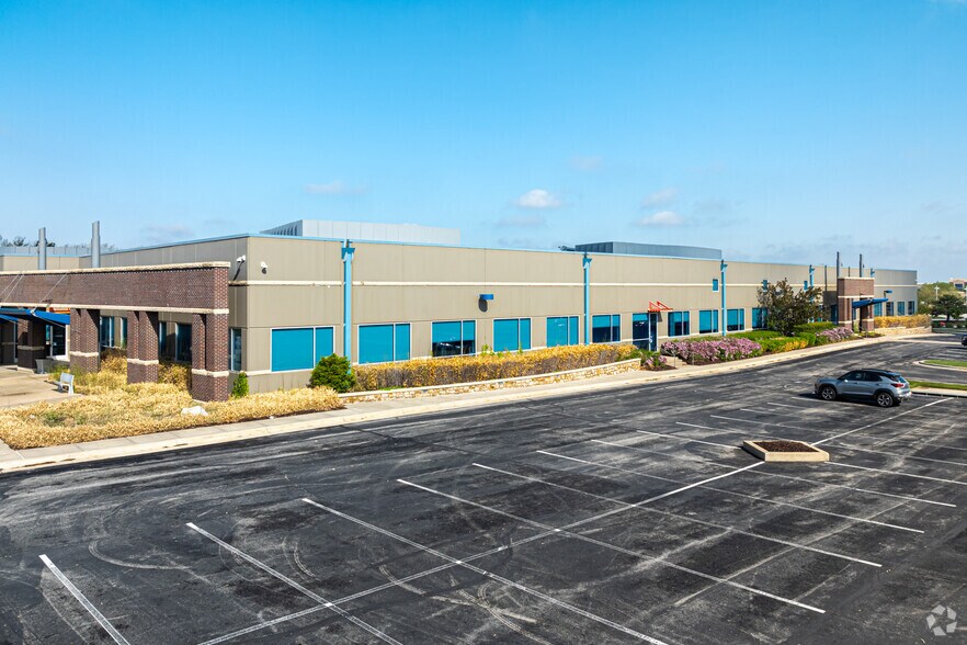More Photos Of 17300-17330 W 119th St, Olathe Flex For Lease