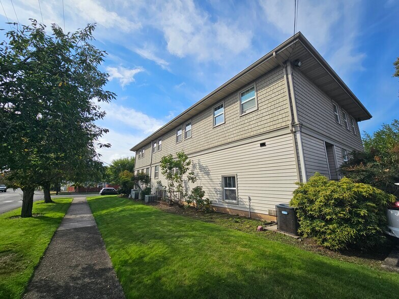 More Photos Of 945 Columbia St NE, Salem Office For Sale
