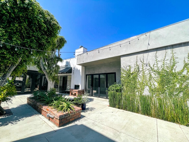 More Photos Of 8270-8272 Melrose Ave, Los Angeles Storefront For Lease