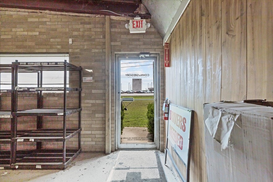 More Photos Of 2305 N Main St, Cleburne Flex For Sale
