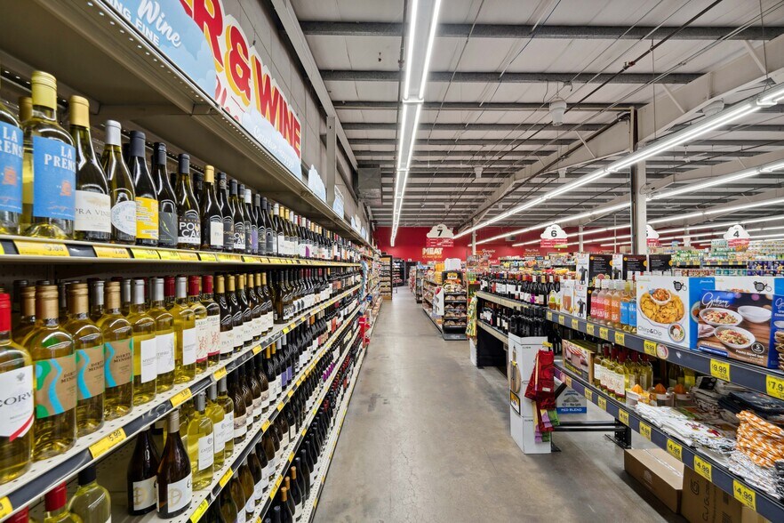 More Photos Of 1385 Newmark Ave, Coos Bay Supermarket For Sale